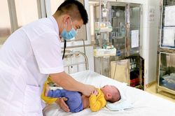 Bé 5 tháng tuổi bị rửa mũi nhầm bằng cồn 90 độ