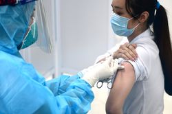 Vaccine Covid-19 của AstraZeneca và IVAC khác nhau thế nào?