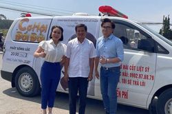 Nghệ sĩ Việt Hương tặng 1,7 tỷ cho ông Đoàn Ngọc Hải để mua xe cứu thương mới