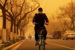 Bắc Kinh hứng bão cát kỷ lục, trời chuyển màu cam