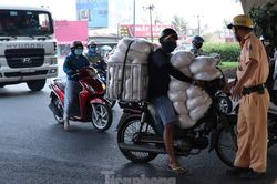 Cảnh sát giao thông TPHCM ra quân xử lý xe cũ nát