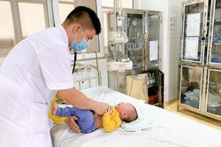 Bé 5 tháng tuổi bỏng niêm mạc mũi do rửa bằng cồn 90 độ