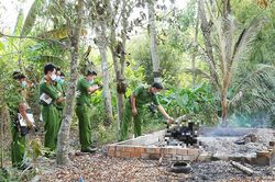 Người đàn ông bị chém chết trong chòi, xác cụ ông 72 tuổi bên chuồng bò