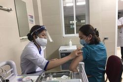 Chuyên gia nói gì về các ca phản ứng nặng sau tiêm vaccine COVID-19