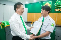 Tài xế taxi Mai Linh trả lại 3.400 USD hành khách để quên