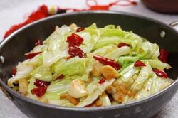 Xào bắp cải chỉ cần thêm 1 muỗng này vào, rau giòn ngon ai cũng khen tấm tắc