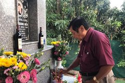 Gia đình và bạn bè viếng mộ Vân Quang Long: 'Mong rằng sau ngày hôm nay tất cả mọi chuyện sẽ chấm dứt'