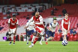 Arsenal xuất sắc ngược dòng hạ Tottenham