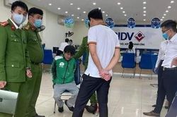 Bắt nóng đối tượng mang vật giống súng xông vào cướp ngân hàng