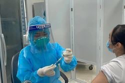 Thêm 2 người phản ứng nặng sau tiêm vaccine COVID-19