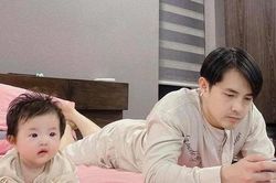 Hình ảnh siêu dễ thương của Ông Cao Thắng và con gái, đến dáng nằm cũng giống nhau như đúc