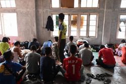 Hơn 400 cảnh sát, lính cứu hỏa ở Myanmar vượt biên sang Ấn Độ