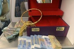 Nữ hành khách bỏ quên hơn 300 triệu và vòng vàng trên máy bay