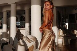 Mỹ nhân áo tắm Kimberley Garner lưng trần quyến rũ