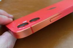 iPhone 12 bị 'bay màu' không rõ nguyên nhân sau một thời gian sử dụng