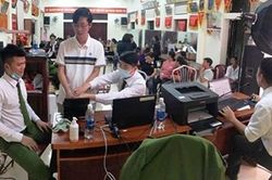 Nửa đêm người dân mang nước, hoa quả tới động viên CBCS cấp CCCD