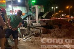 Thi công đường ống nước ban đêm bị sụt đất, 1 công nhân rơi xuống hố tử vong