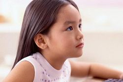 Làm sao để trẻ không cảm thấy bị 'ra rìa' khi nhà có thêm em?