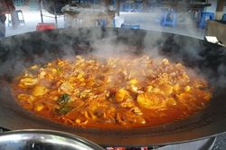 Món gà xào trong chảo lớn ở Hàn Quốc
