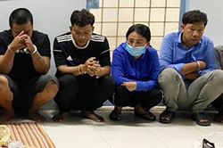 Tạm giữ 35 người đánh bạc ở miền Tây