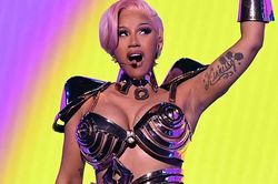 Cardi B thách thức dư luận sau màn biểu diễn phản cảm