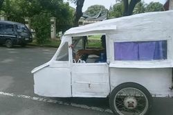 Người đàn ông chế ôtô làm bằng bìa cứng