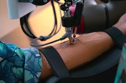 Lần đầu tiên có kiểu xăm hình từ xa bằng cánh tay robot