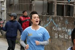 'Táo Y tế' Vân Dung lội bùn tìm 'cơ hội đổi đời'