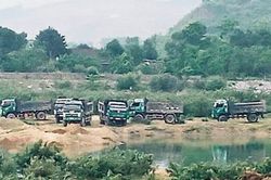 Hà Tĩnh: Hàng chục xe tải ngang nhiên múc cát trái phép giữa sông Ngàn Sâu