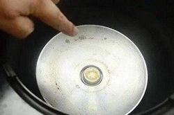 Vệ sinh nồi cơm điện đúng cách, có nên lau bằng nước rửa kính?