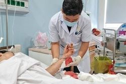 Nối hai bàn tay bị đứt lìa của hai thanh niên
