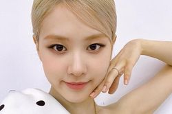 Bị chị gái khui 'thói quen gây ồn ào' mà Rosé lại cười hạnh phúc là sao?