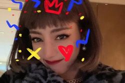 Đội tóc giả chụp selfie, Địch Lệ Nhiệt Ba không ngờ bị netizen nhận nhầm thành Lisa