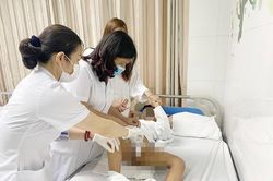 Cấp cứu bé trai 9 tuổi bị chó cắn vào dương vật gây chấn thương nghiêm trọng