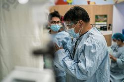 Bi kịch của bác sĩ đầu tiên được tiêm vaccine ở Philippines