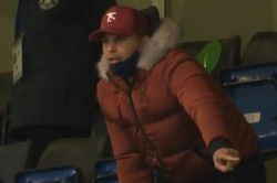 Thiago Silva chỉ đạo đồng đội từ khán đài