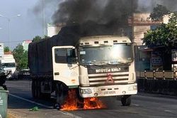 Xe đầu kéo cháy giữa quốc lộ, tài xế thoát chết