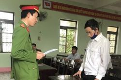 Bắt 2 đối tượng làm giả bằng khen, huân huy chương