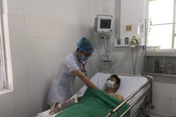 Cứu hai nạn nhân bị rắn độc cắn nguy kịch