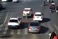 Xe ô tô đang đi bỗng bật cốp, bé gái 3 tuổi rơi xuống giữa ngã tư đường