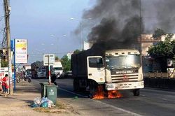 Xe tải bốc cháy dữ dội khi đang lưu thông, tài xế thoát chết