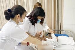 Bé trai 9 tuổi bị chó cắn rách dương vật