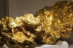 Đào đất trả nợ, anh thợ máy 'vớ bở' cục vàng nguyên khối nặng 10kg