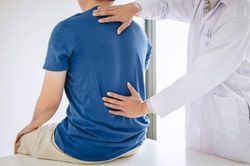 Dấu hiệu bất ngờ ở lưng cảnh báo ung thư phổi