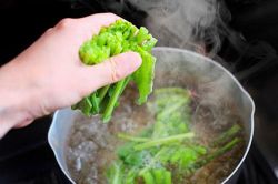Chỉ cần làm 3 điều này, luộc rau gì cũng xanh mướt, giòn ngon