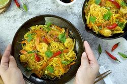 Đổi vị với bún gạo xào Singapore siêu ngon