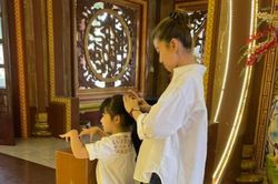 Con gái Mai Phương đi viếng mẹ, lời khấn nguyện khiến ai nghe cũng xúc động