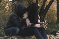 Chị gái bỏ trốn cùng người yêu, mẹ và em gái uống thuốc độc tự tử