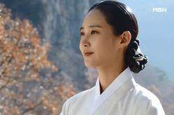 Netizen phấn khích với hình ảnh mới của Yuri (Girls 'Generation): Quá hợp với vẻ đẹp cổ điển thời Joseon