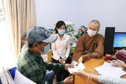 Tặng quà đến bệnh nhân ung bướu khó khăn